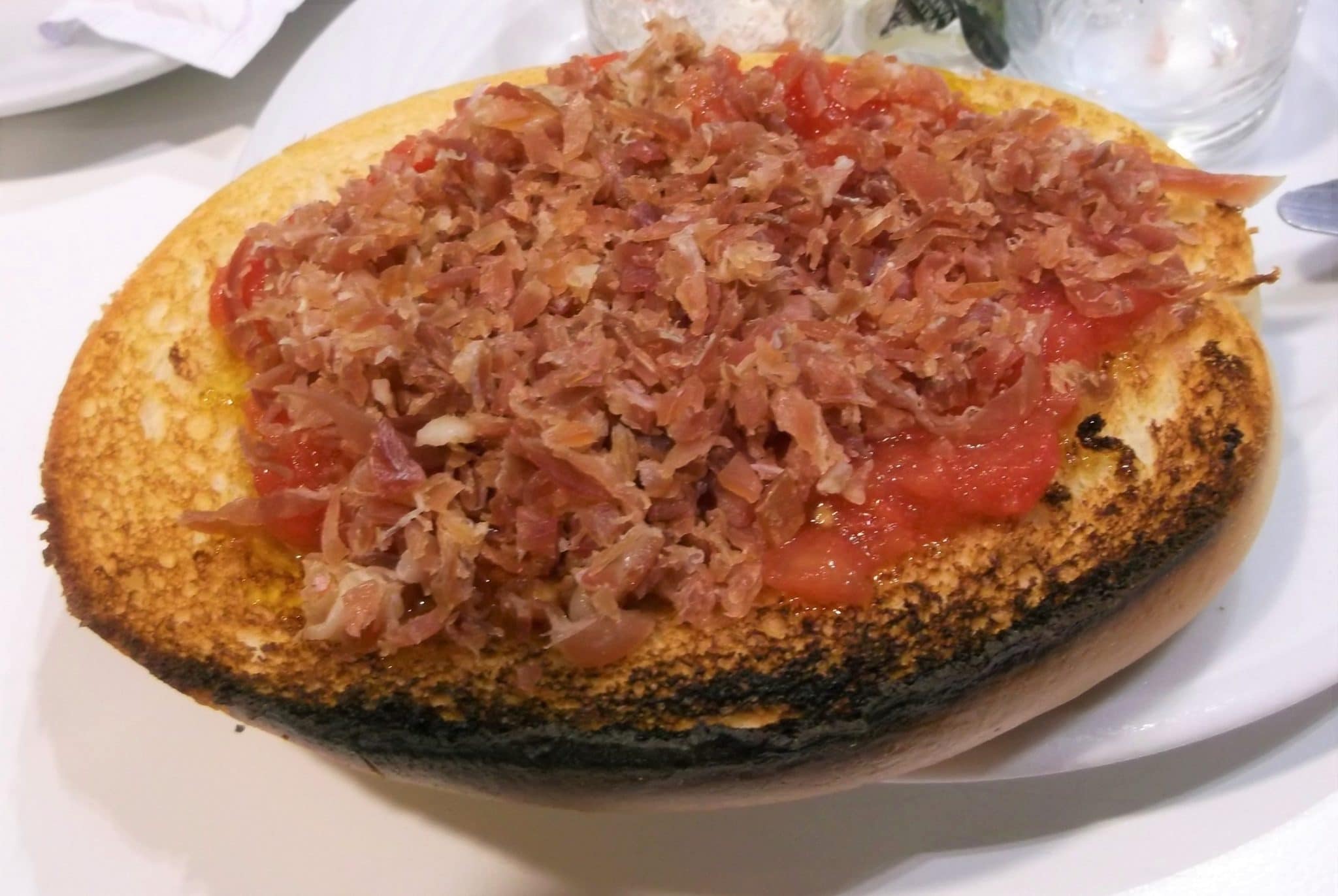 Pan con tomate z szynką serrano i oliwą z oliwek