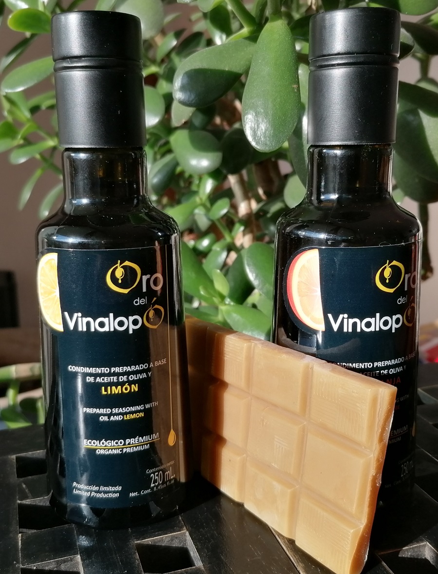 Oliwa z cytryną i wosk pszczeli Oliwa z cytryną i wosk pszczeli do zrobienia naturalnego kremu